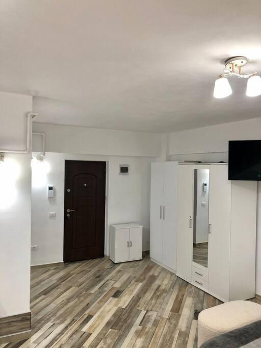 Garsoniera- Bulevard Dem Radulescu Râmnicu Vâlcea Exterior foto